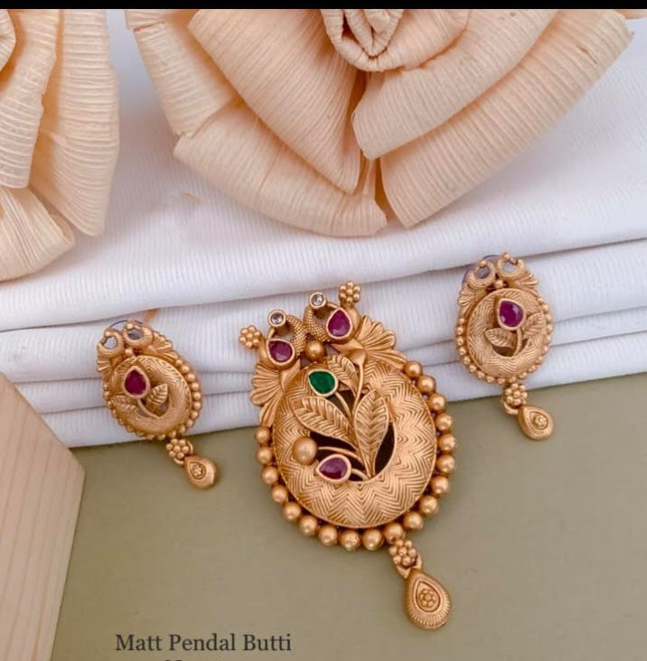Matte Finish Kundan Pendant With Earring Set